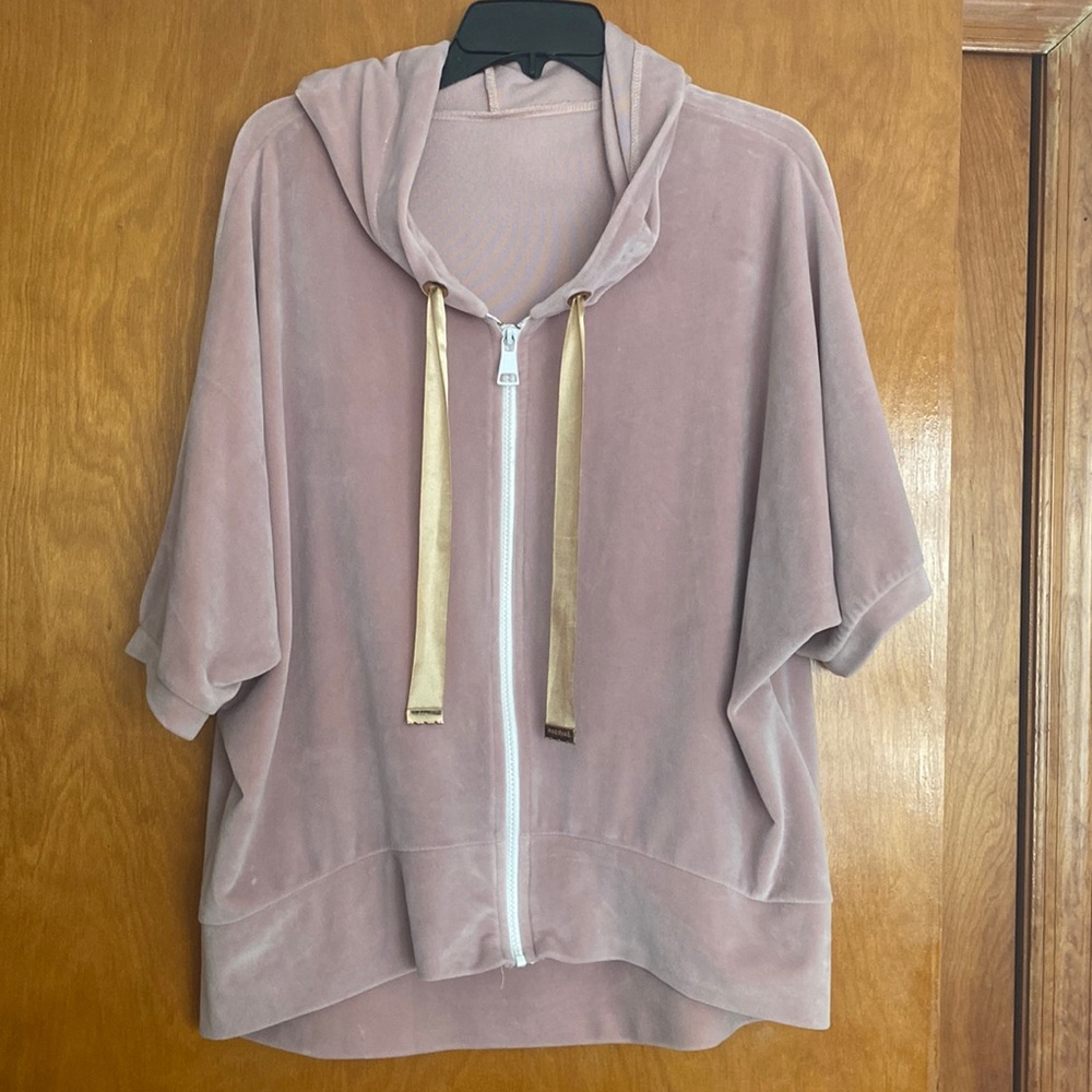 Velvet sweatshirt from Europe for 3/4 sleeves. .pudr roses. .one size to XL